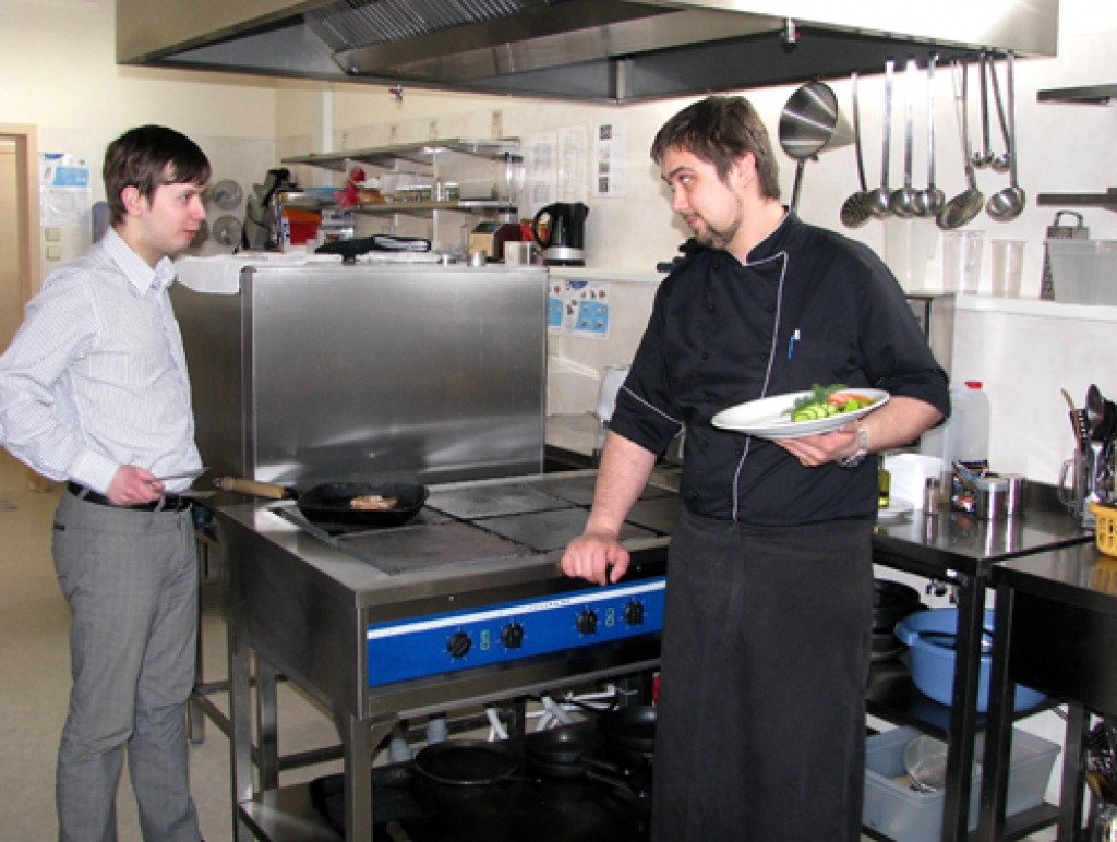 Viesnīcas «Bauska» direktors Ilgvars Putāns, ja nepieciešams, var stāties pie plīts, lai palīdzētu šefpavāram Maksimam Ugodņikovam pagatavot viesiem maltīti.
Autors: Vilnis Auzāns