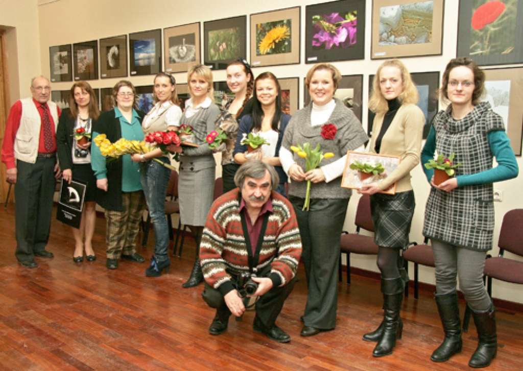 Izstādes organizatori un fotogrāfiju autori – Ivars Kalniņš (no kreisās), Zanda Rotberga, Ilze Vangale, Evija Auza, Inese Zeltiņa, Līva Jasote, Daiga Dobre, Liene Feldmane, Linda Kaufmane, Līga Paušus, Nikolajs Ševirjovs. Atklāšanā nepiedalījās Laimdota Neikšāne. 
Autors: Ivars Kalniņš