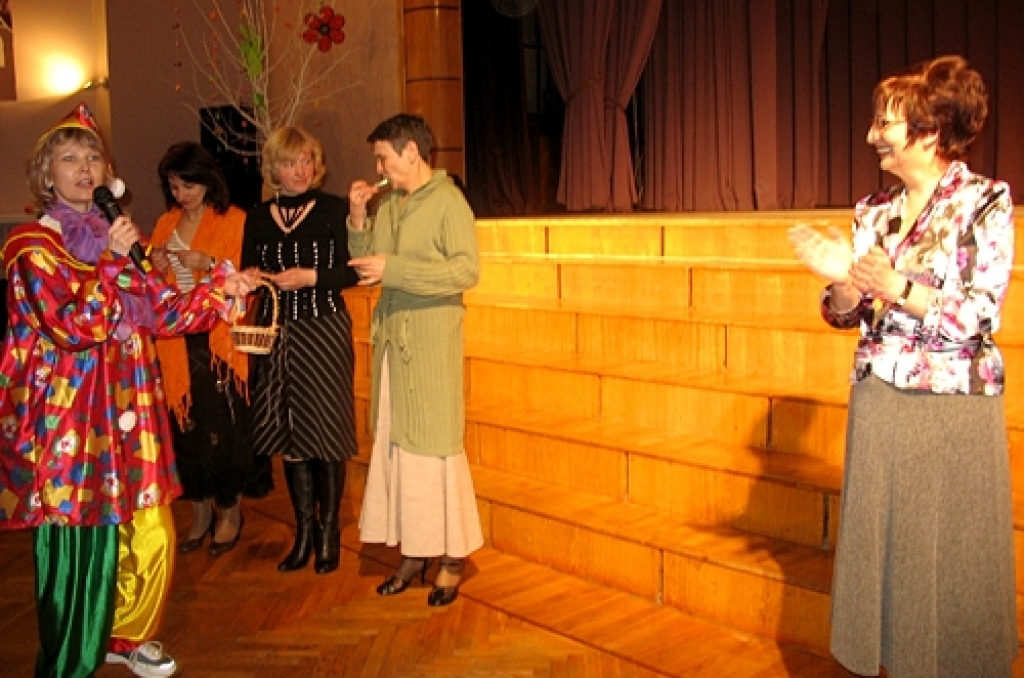 Bauskas novada amatierkopu režisorus Starptautiskajā teātra dienā pērn sveica Bauskas tautas nama direktore Ilva Vansoviča (no kreisās). Viesus Īslīces kultūras namā uzņēma vietējā teātra režisore Vaira Dundure (no labās). 
Autors: No laikraksta «Bauskas Dzīve» arhīva.