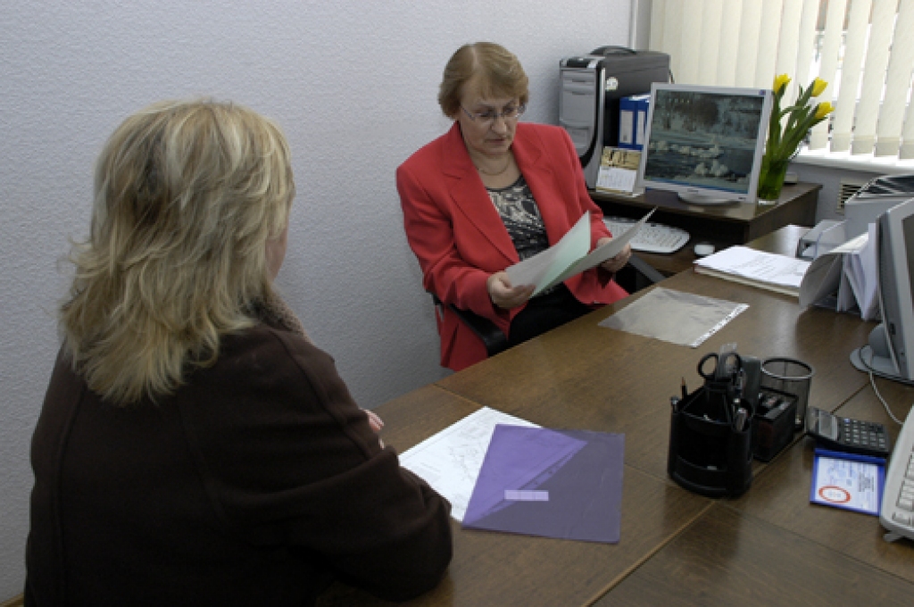 Zvērinātā notāre Zenta Reliņa skaidro jautājumus par īpašuma reģistrēšanu. 
Autors: Ivars Bogdanovs