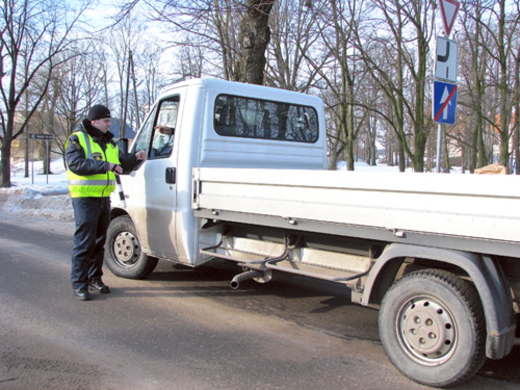 Sandis Jansons, Bauskas iecirkņa ceļu policijas inspektors, vakar, 8. martā, reidā pārbauda, vai visi automašīnā braucošie ir piesprādzējušies ar drošības jostām.
Autors: Vilnis Auzāns