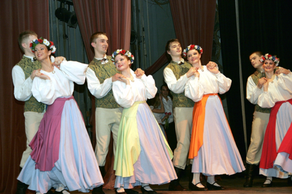 «Jandāla» dalībnieki tautas deju ansambļa 50 gadu jubilejas koncertā.
Autors: Ivars Kalniņš