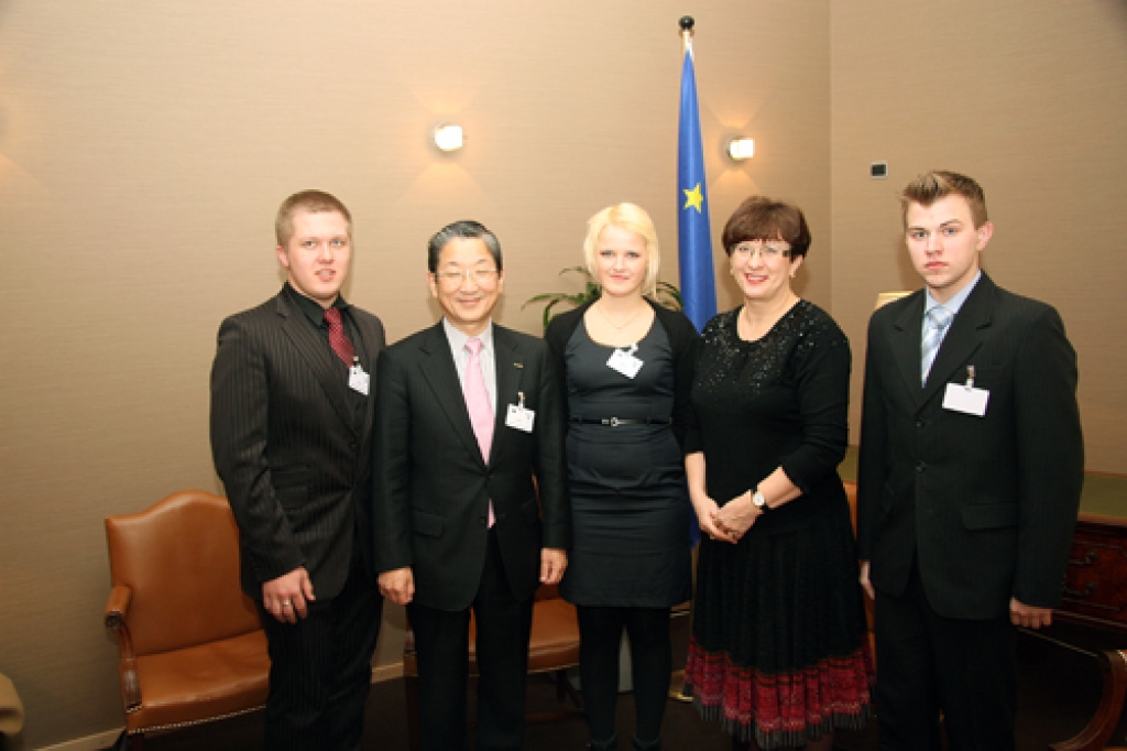 Gunta Knāķe Briselē kopā ar Sandru Kalnieti un «Nissan Motor» prezidentu Tošijuki Šigu (Toshiyuki Shiga) no Japānas.
Autors: NO EIROPARLAMENTA ARHĪVA