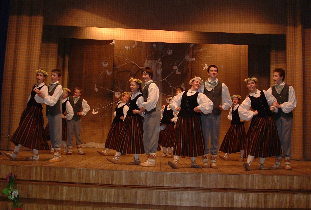 Priekšnesumu sniedz Misas vidusskolas 7. - 9. klašu deju kolektīvs.
Autors: Žanna Zālīte