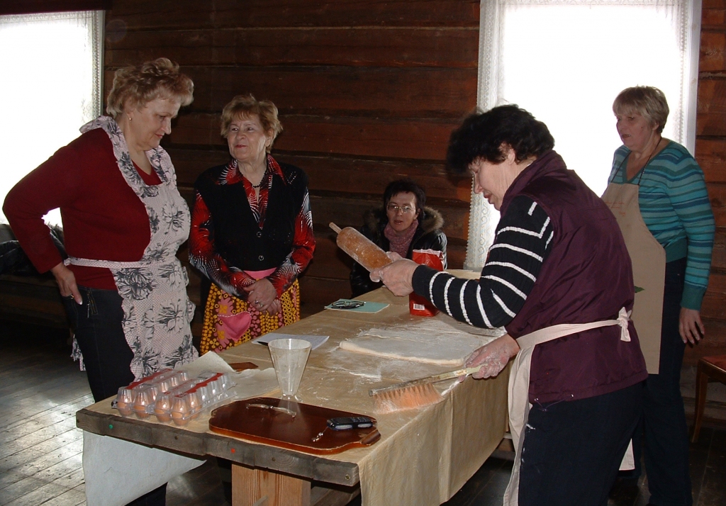 Valles pagasta sievietes Iveta Radziņa (no kreisās), Emīlija Pance, Ilona Idere-Bankova un Diāna Ruģele, gaidot 8. martu, gatavoja Napoleonu Ģertrūdes Zvaigznes (no labās) gaumē.
Autors: Žanna Zālīte