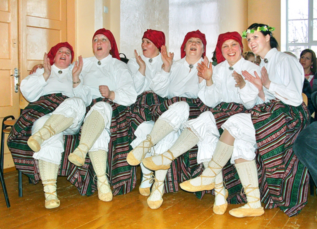 Stelpes pagasta deju kolektīva «Bombongas» dalībnieces demonstrē nesen  pašūdinātos tautas tērpus, kas iegādāti ar Eiropas Savienības Eiropas  lauksaimniecības fonda lauku attīstībai atbalstu un Vecumnieku novada  pašvaldības līdzfinansējumu.  
Autors: Žanna Zālīte