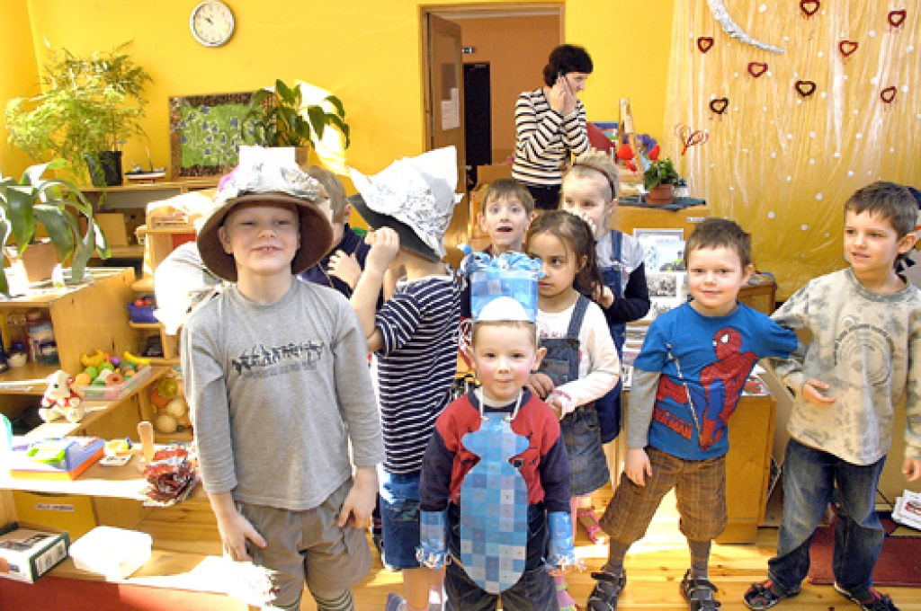 Papīra karnevāla tērpus, kuru vidū īpaši izcēlies mazais Kirils – Pipariņš –, grupas «Pasaciņa» bērni darinājuši kopā ar vecākiem un audzinātājām. 
Autors: Ivars Bogdanovs