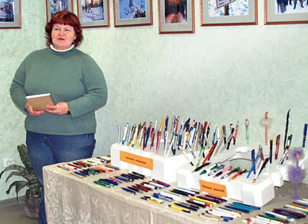 Dobelniece Gunta Dombrovska ar savu pildspalvu kolekciju.
Autors: no www.dobele.lv