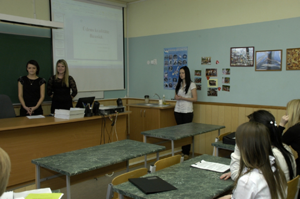 Bauskas 2. vidusskolas 11.a klases audzēknes Inga Vaļevko, Krista Bunkeviča un Katrīna Arnava iepazīstina ar savu darbu «Ūdens kvalitāte Bauskā». 
Autors: Ivars Bogdanovs