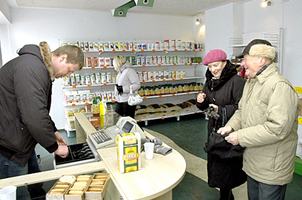 Jaunatvērtajā «Dobeles dzirnavnieka» veikalā tā pirmajā darba dienā pircējus Ausmu un Kārli Saukumus apkalpo firmas «Smoteks» īpašnieks Jānis Smokro.
Autors: Ivars Bogdanovs