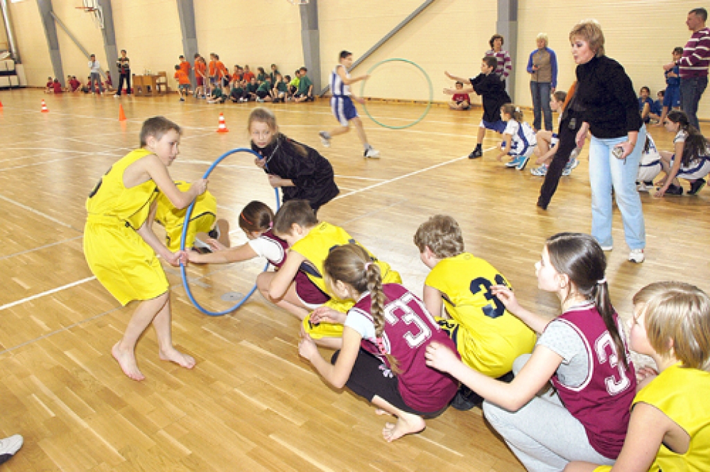 Bauskas 2. vidusskolas jaunie sportisti bija labākie no mūspuses novadu komandām. Viņus atbalsta skolotāja Jūlija Kotenkova. 
Autors: Ivars Bogdanovs