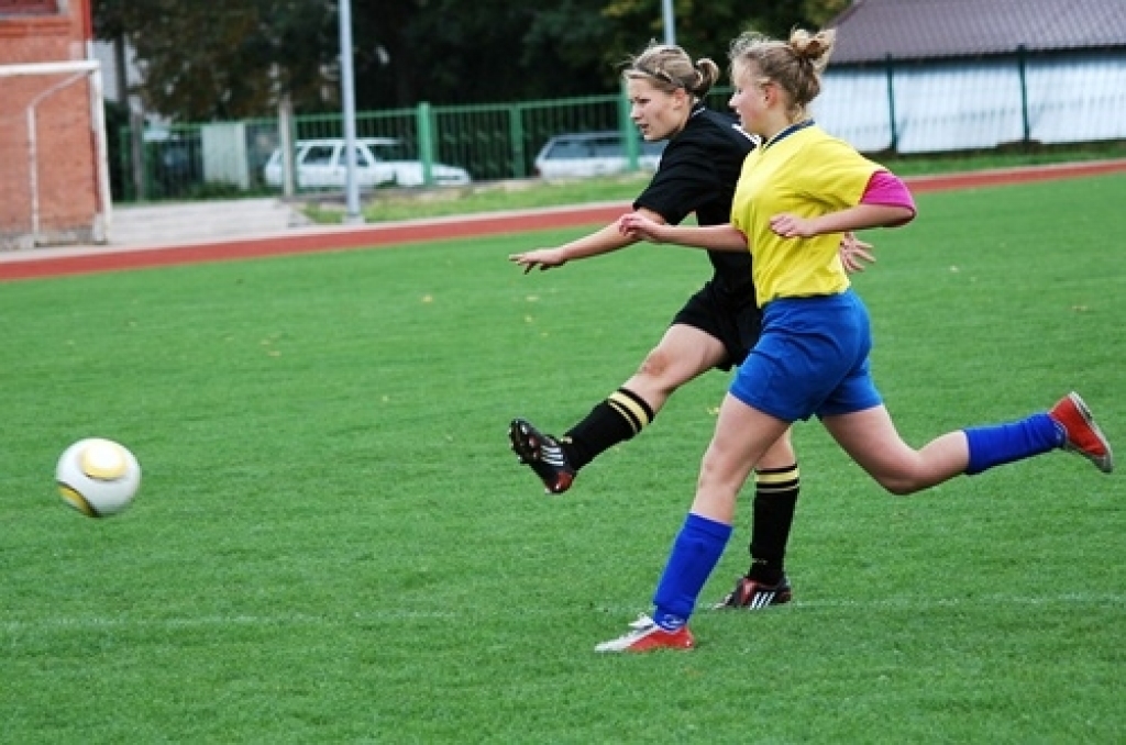 «Bauskas BJSS» komandas dalībniece Elīza Spruntule (melnā tērpā) šonedēļ Latvijas izlases sastāvā cīnās par ceļazīmi uz Eiropas čempionātu. 
Autors: No laikraksta «Bauskas Dzīve» arhīva.