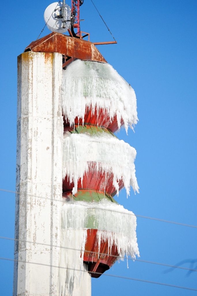 Ūdenstornis Uzvarā šoziem iekalts ledus mētelī. Pagasta pārvaldes vadītājs Aleksandrs Bičkovs teic, ka torņa darbībai ledus nekaitē.
Autors: Aculiecinieka foto.