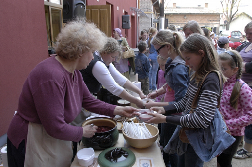 Vizuālās un lietišķās mākslas konkursa «Lietas un tēli» Zemgales reģiona noslēguma pasākumā Bauskā 27. aprīlī ieradās ap 300 skolēnu.
Autors: Ivars Bogdanovs