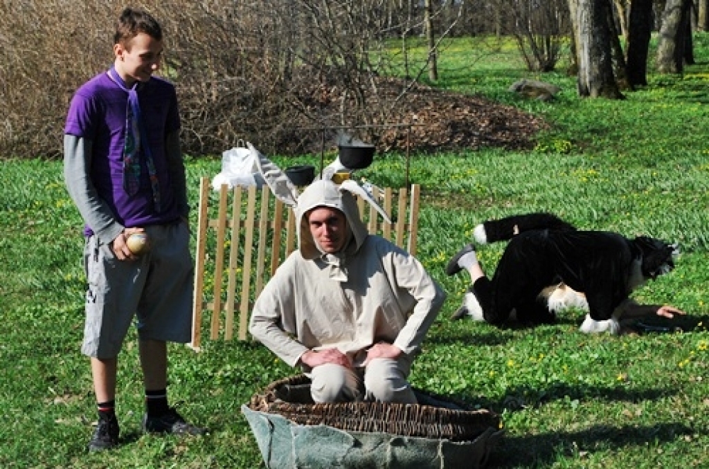 Bauskas tautas teātra uzvedums «Kā garausis, lielais olu dējējs, olas dēj», folkloras kopas «Svitene» dziedājums un rotaļas, spēles, atrakcijas, šūpošanās un pat olu krāsošana un vārīšana uz ugunskura – tas viss norisinājās Svitenes parkā...
Autors: Uldis Varnevičs