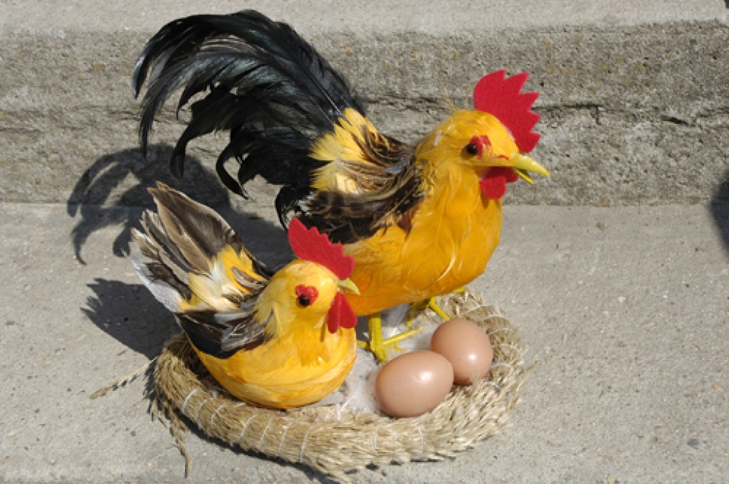 Olu skate, rotaļas un dziesmas ar folkloras kopu «Laukam pāri», olu meklēšana, šūpošanās pulcēja lielus un mazus rundāliešus pie novada domes ēkas 23. aprīlī.
Autors: Ivars Bogdanovs