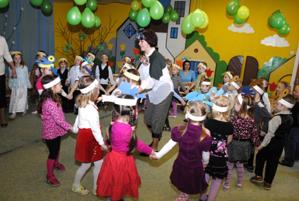 Apritējis tieši gads, kā bijušā bērnunama «Annele» telpās Bauskā darbu sāka pirmsskolas izglītības iestādes «Zīlīte» filiāle. Pašlaik «Zīlītes» filiāli apmeklē 63 audzēkņi, četrus līdz septiņus gadus veci. 

19. aprīlī svinīgā gaisotnē pie...
Autors: Juris Iļņickis