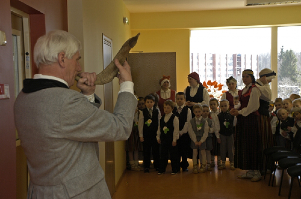 Brāļu tautu – latviešu un lietuviešu – valodas, tautas tērpu košie raksti un mazo bērnu skanīgās balsis 15. aprīļa pēcpusdienā piepildīja Rundāles novada pirmsskolas izglītības iestādi «Mārpuķīte». Tur risinājās Latvijas un Lietuvas...
Autors: Ivars Bogdanovs