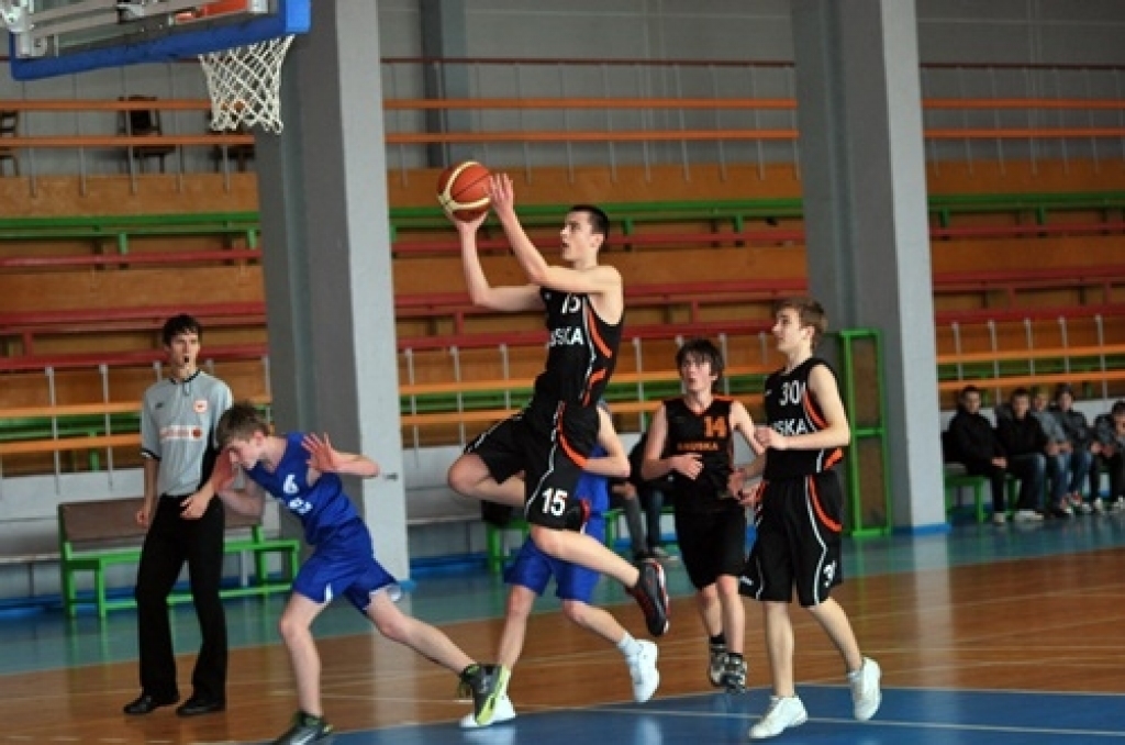 Pagājušās nedēļas nogalē un šīs nedēļas sākumā Swedbank Latvijas jaunatnes basketbola līgā mūsu novadu komandas aizvadījušas vairākas spēles. Tā liecina portāla 'basket.lv' dati. 
«Iecava/Vecumnieki» U-19 komanda 2. aprīlī ar 84:71...
Autors: Uldis Varnevičs
