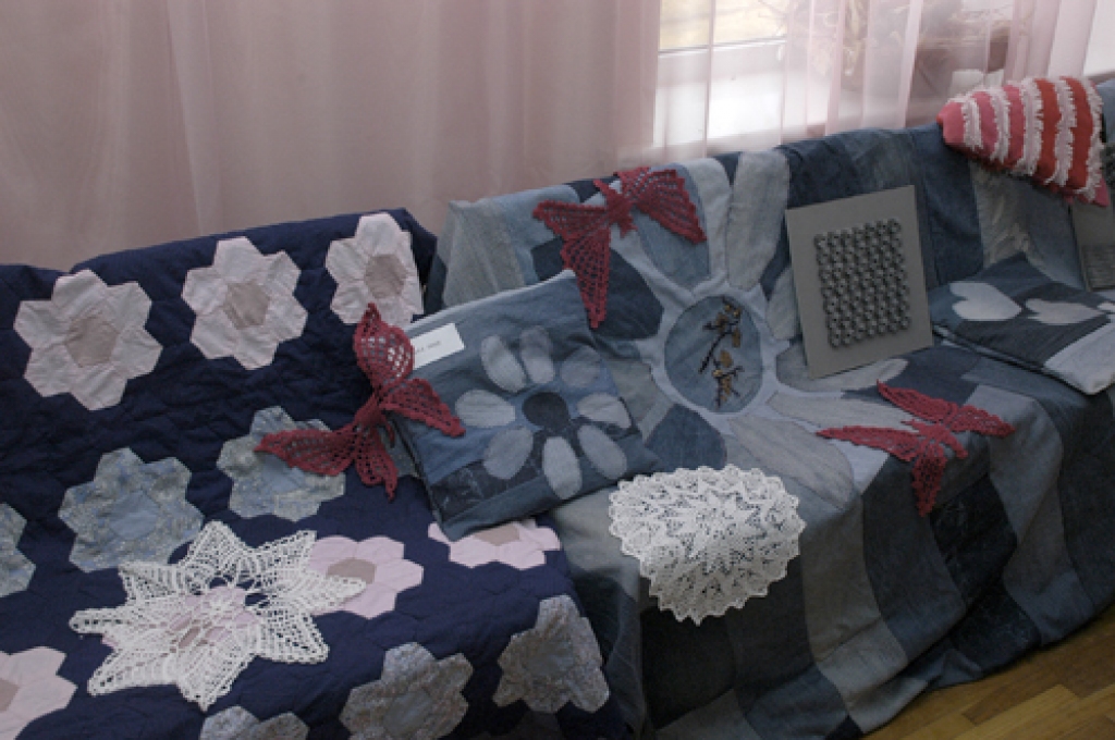 Vairāku Bauskas novada Vecsaules iedzīvotāju darinājumi no 4. aprīļa skatāmi pagasta pārvaldes zālē. Nelielajā ekspozīcijā ir šūtas un tamborētas segas, spilveni, izšuvumi, adījumi, darbiņi no māla, zīmējumi un ierāmētas vārsmas. 
Autors: Ivars Bogdanovs