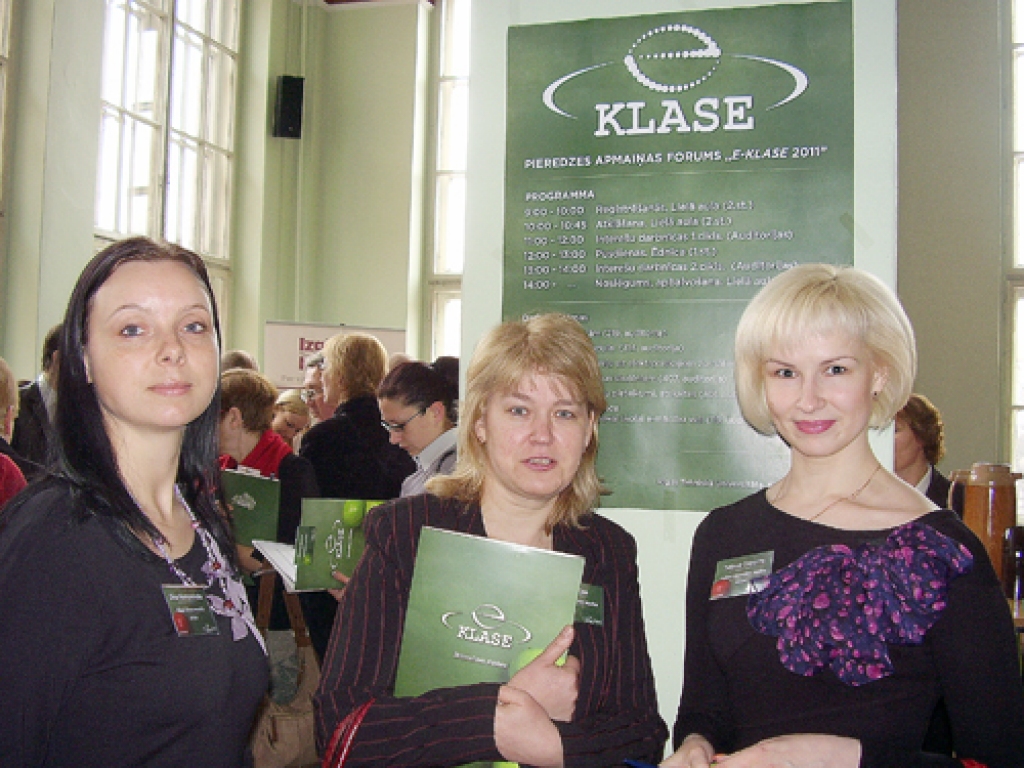 Par Bauskas novada sociālā dienesta pieredzi skolēnu izglītošanas atbalstā Latvijas skolu pedagogiem forumā Rīgā stāstīja projekta asistente Dina Romanovska (no kreisās), Vecsaules pamatskolas direktora vietniece Inese Rīna un Bauskas 2. vidusskolas pedagoģe Tatjana Cepurīte.