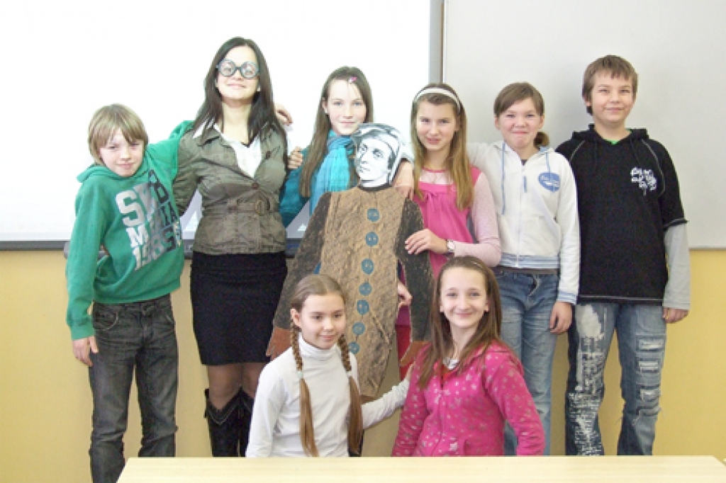 Iecavas vidusskolas 5.a klase atskaņo dziesmu par Fibonači skaitļiem.