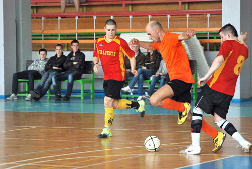 «Ceraukstes» spēlētāji cenšas apstādināt brunavieti Sindiju Smalko (vidū).