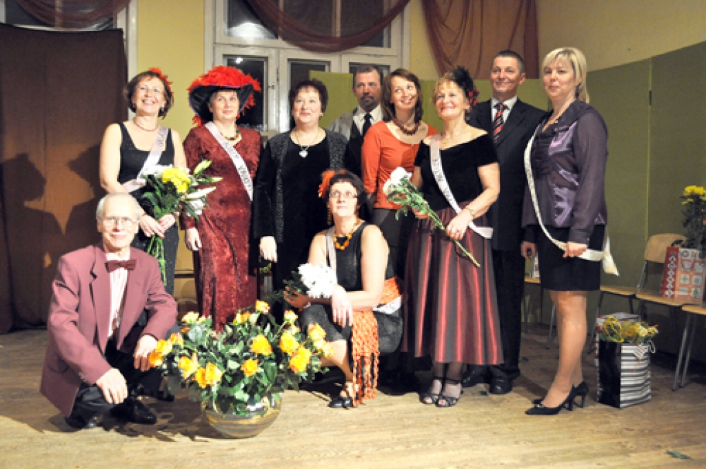 Režisore Gunta Siliņa (vidū) un aktieri Vecsaules amatierteātra 30 gadu jubilejā. 