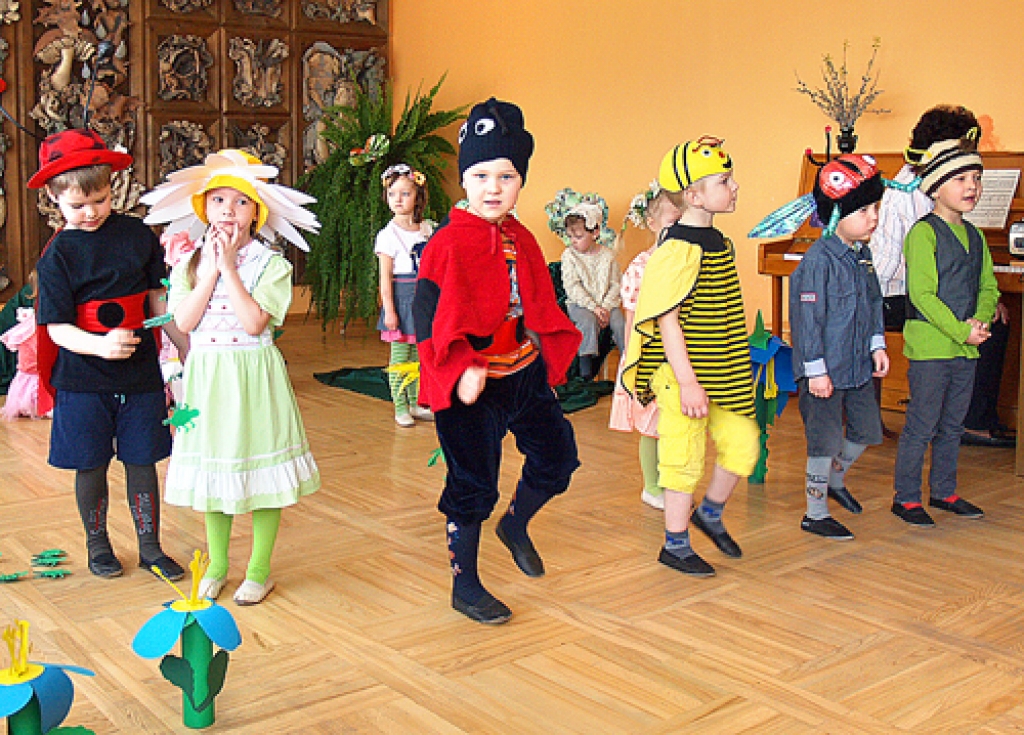 Izrādes «Kā margrietiņai izgāja» gaišie tēli ir mārītes, kas izglābj neapdomīgo puķi no laputīm.