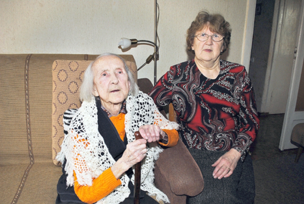 Jubilārei Emmai Ūķeniecei ar meitu Māru vienmēr ir, par ko parunāt, it īpaši par politiku.