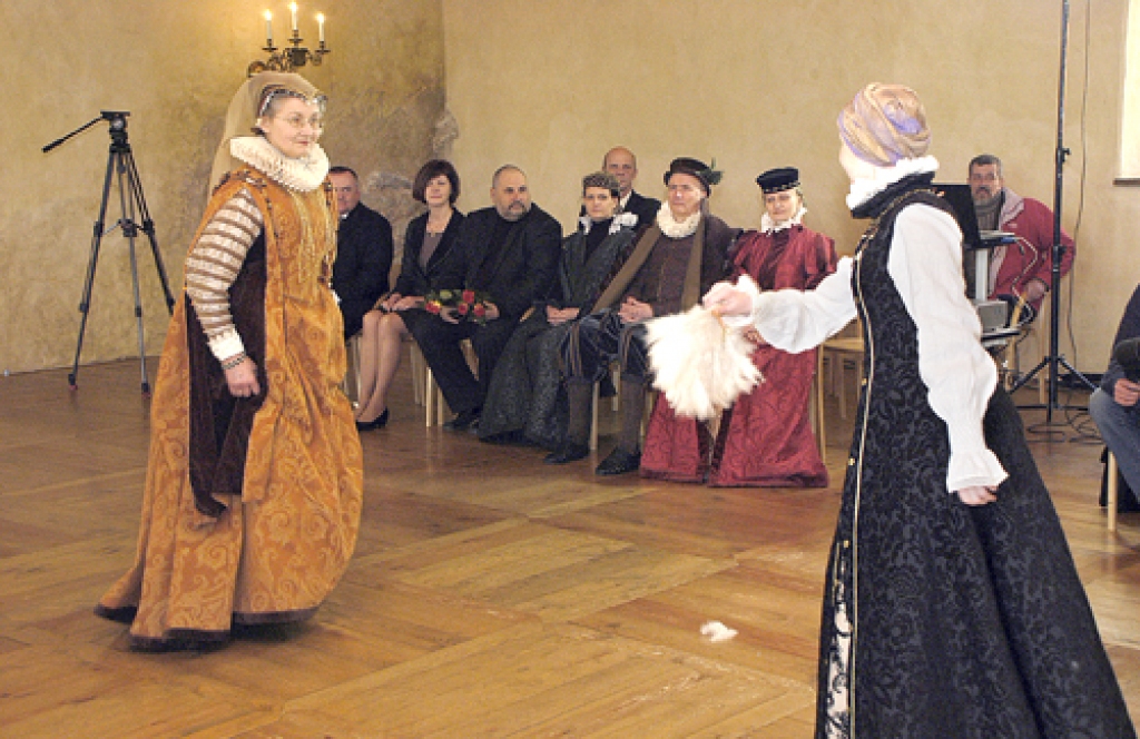 Sertifikāta saņemšanas ceremonijā renesanses laikmeta dejas izpildīja Bauskas pils muzeja speciālistes Ilona Taure (no labās) un Taiga Skane.