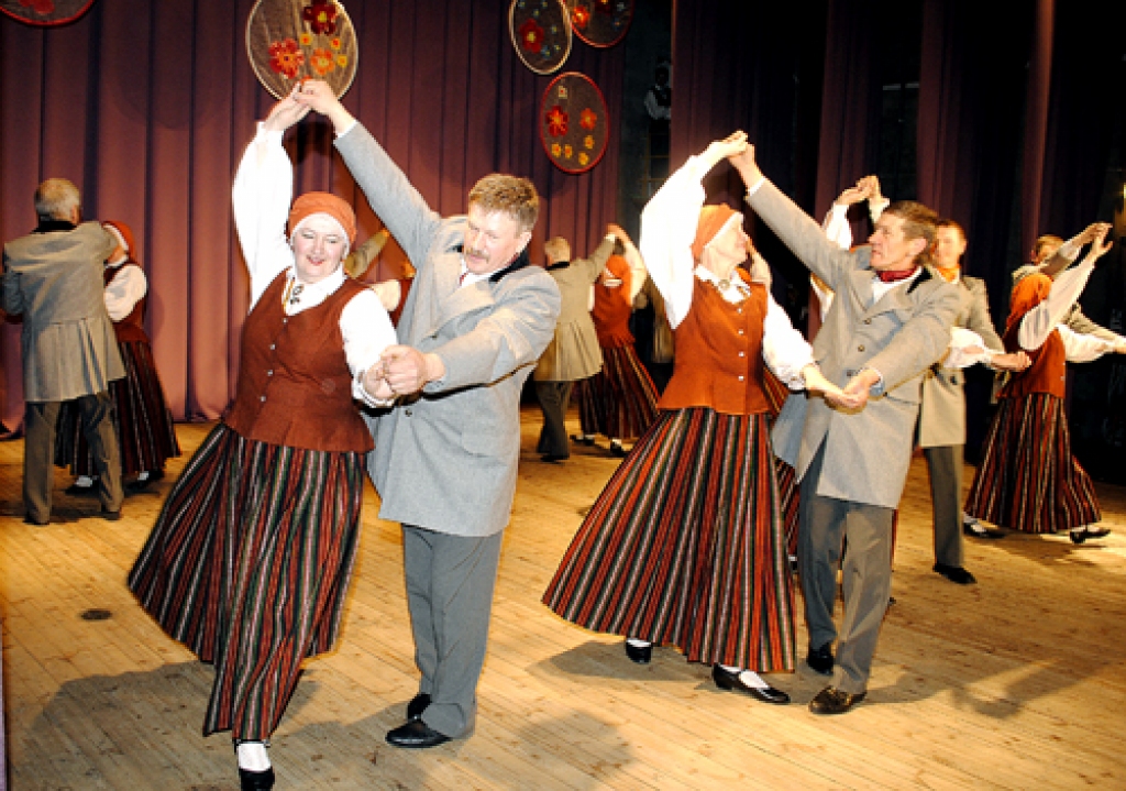 Uzstājas Rundāles novada Svitenes tautas nama senioru deju kopa «Šurpu turpu».