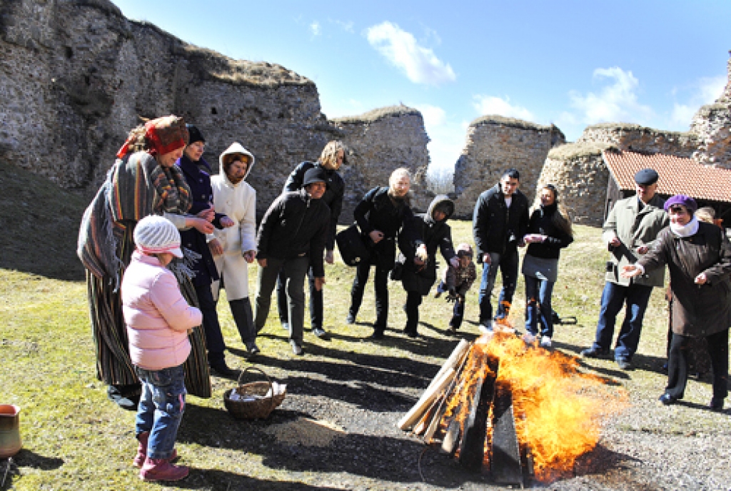 Ugunsrituālā Bauskas pils pagalmā aicināja piedalīties Daira Jātniece (otrā no kreisās). 