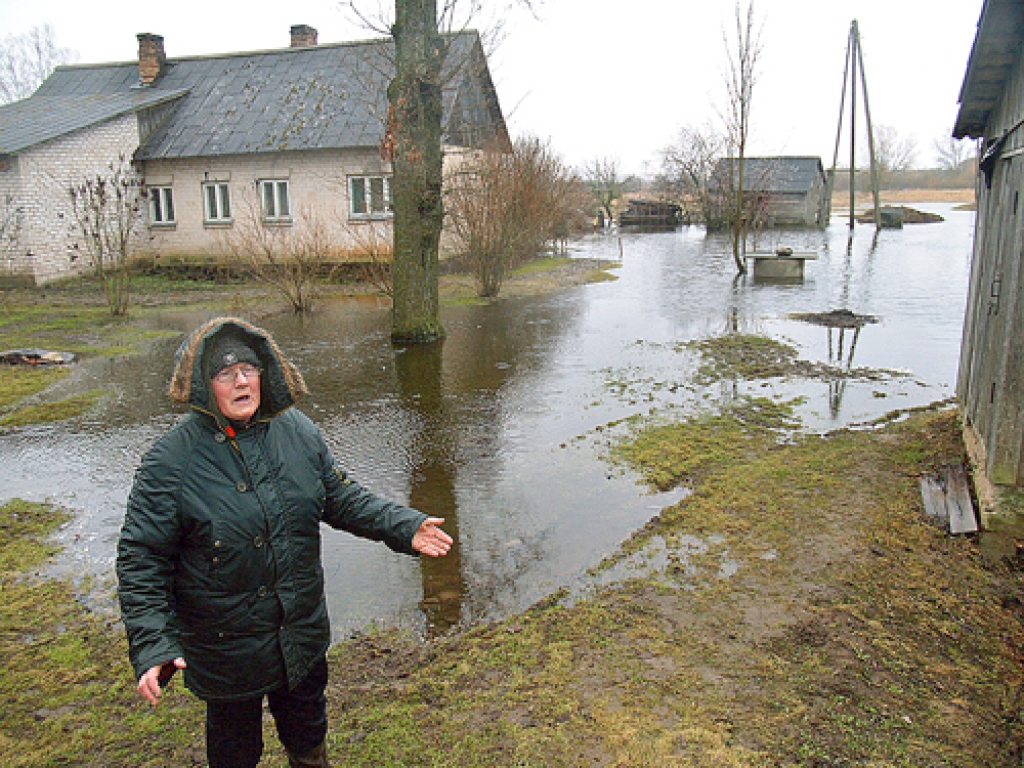 Ūdens Iecavas novada «Mazklētniekos» pārņēmis sētu, šobrīd liedz piekļūt kūtiņai un nācies izcelt sūkni no dziļurbuma akas, rāda saimniece Dzintra Skaidrīte Bite. 