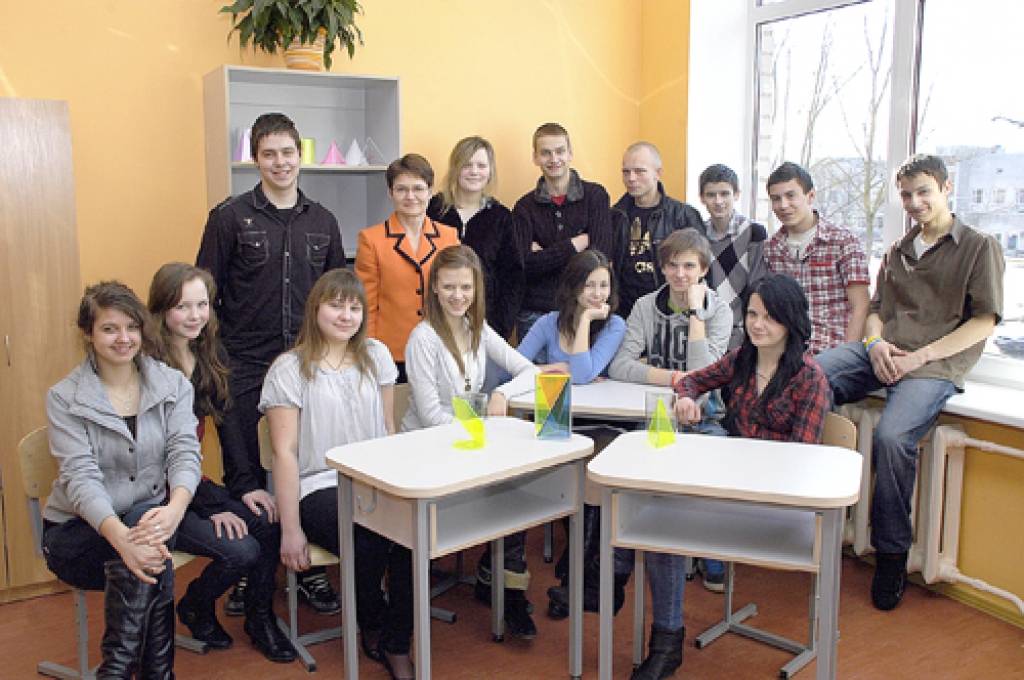 Bauskas 2. vidusskolas 9.a klasē mācās: Liāna Agejenkova, Lana Dinu, Artūrs Drobiļenko, Valērija Jevsjukova, Alīna Kazačenoka, Roberts Koftins, Anastasija Koroļova, Aleksandra Mihaiļuka, Darja Moisejčenko, Germans Molokovičevs, Valentīns Molokovičevs, Artūrs Škavronskis, Vladislavs Šumins, Artjoms Volaščuks. Klases audzinātāja Svetlana Jurčenoka. Fotografēšanās dienā skolā nebija Jekaterinas Kuranovas.