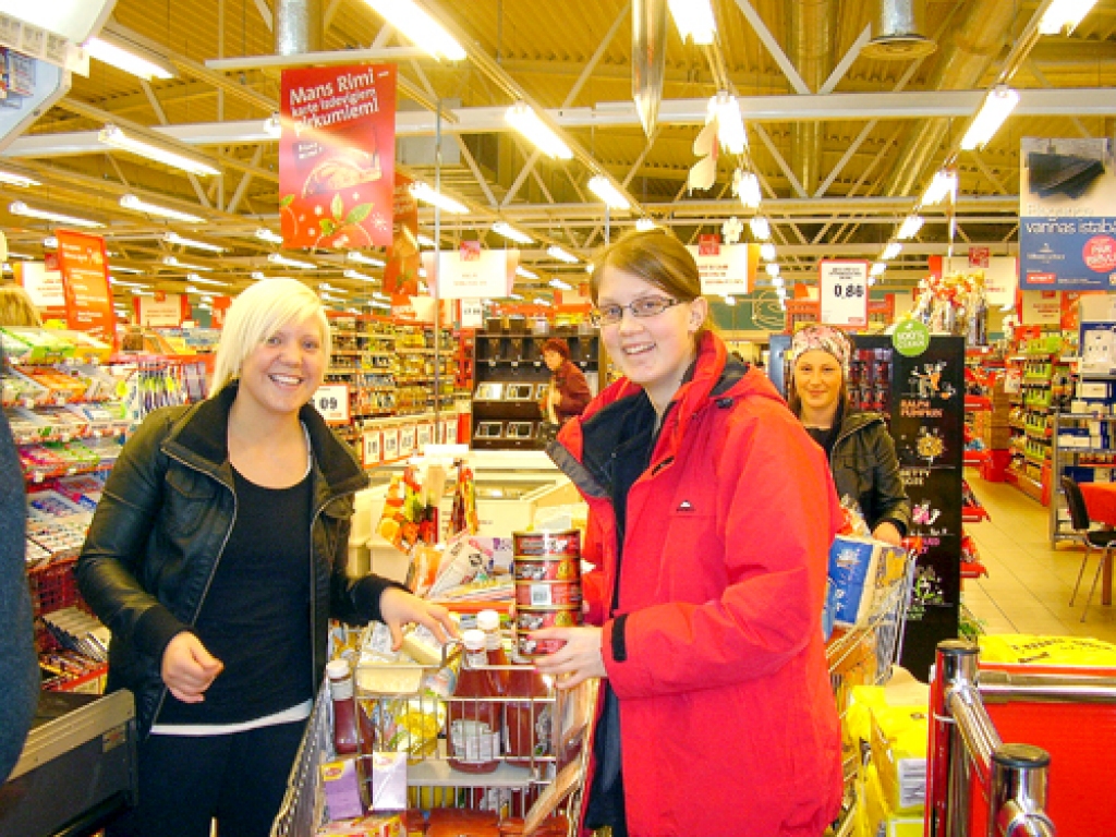 Hedemoras M. Koha ģimnāzijas izlaiduma klases audzēknes par Zviedrijā savākto naudu Bauskas lielveikalā «Rimi» pērk produktus Bauskas novada trūcīgajām ģimenēm.