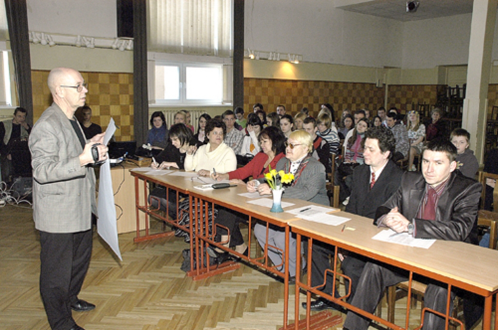 Projekta «Andreja Eglīša Dzejas svētki» pasākums Bauskas 1. vidusskolā 25. martā. Projekta idejas autors un īstenotājs ir Māris Druva (no kreisās). 