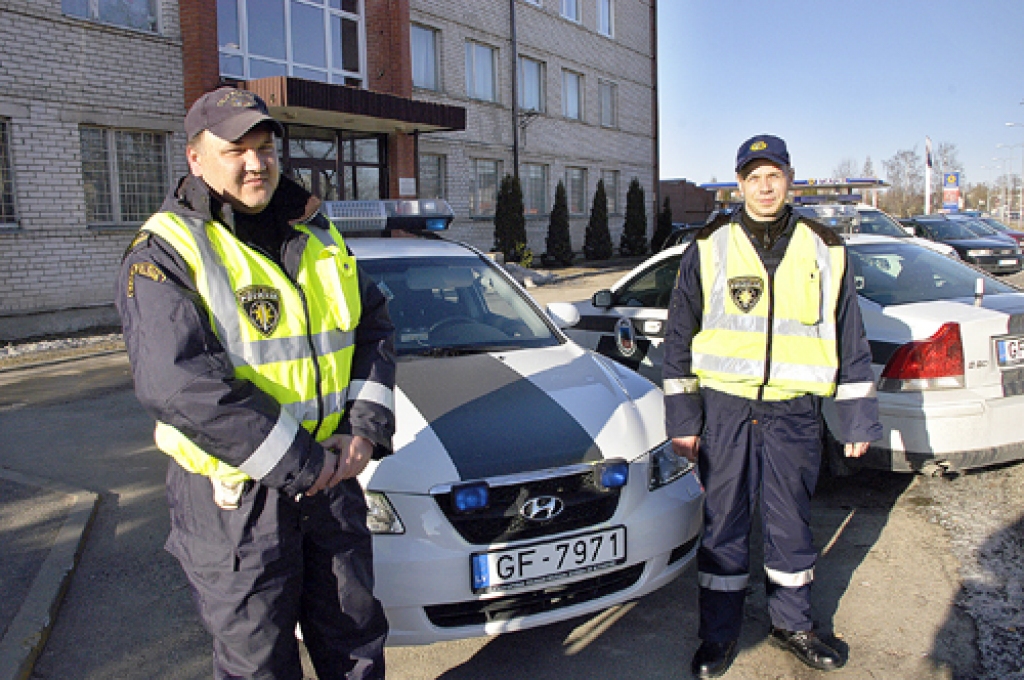 Zemgales reģiona policijas priekšnieka pateicības par labu darbu profesijas svētkos saņem ceļu policisti Deniss Kauza (no labās) un Māris Marčenkovs.