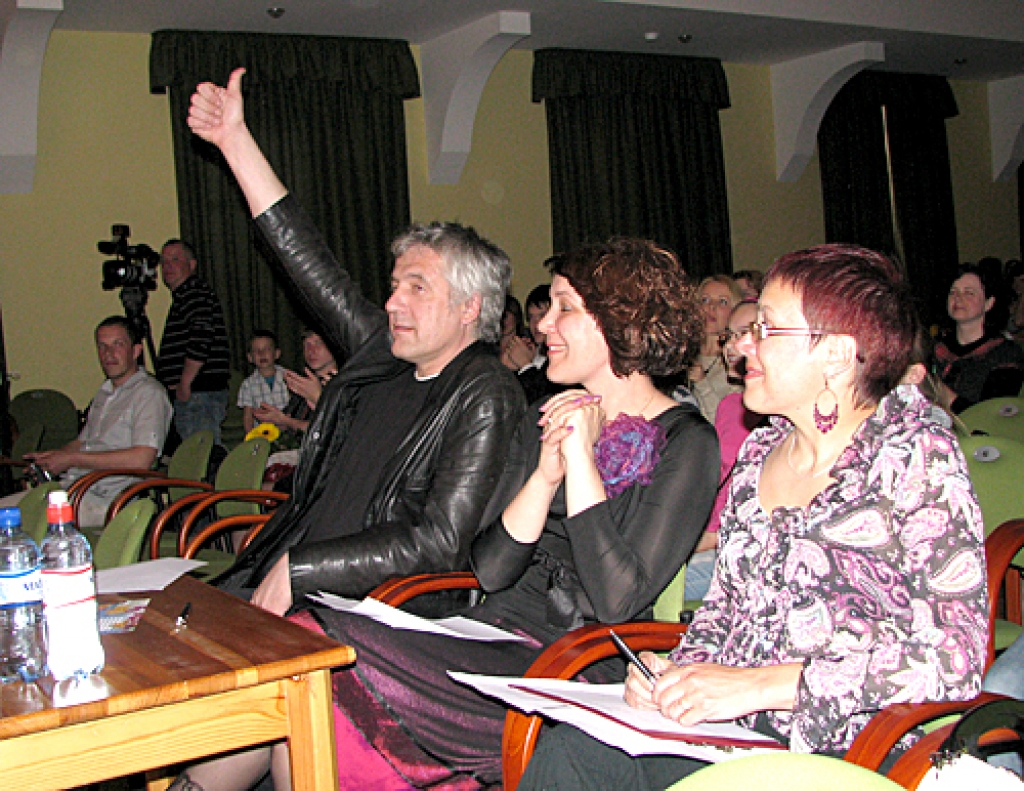 Žūrijas locekļa Aigara Krēslas augšup vērstais īkšķis liecina, ka dziedātāju sniegums bijis labs. Tāpat balsoja arī žūrijas locekles Ineta Pilverte (no labās)  un Solveiga Lineja.
Autors: Vilnis Auzāns