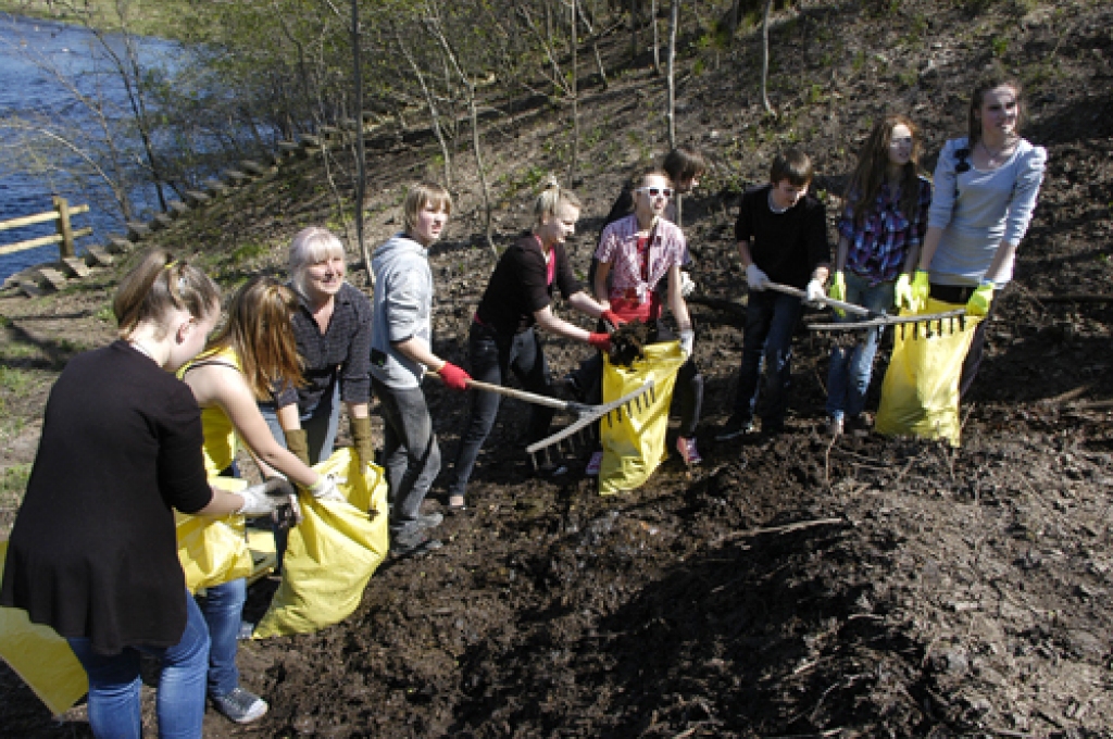 Bauskas 1. vidusskolas 7.a klases audzēkņi apņēmušies šajās dienās ne tikai sakopt Laimes stūrīti, tautā sauktu arī par Mīlestības stūrīti, bet pieskatīt to visu vasaru. 
Autors: Ivars Bogdanovs