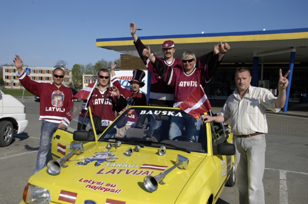 Tradicionālais dzeltenais «fordiņš» un uzticīgākie Bauskas hokeja fani 29. aprīļa rītā uzsāka ceļu uz Slovākiju. 
Autors: Ivars Bogdanovs
