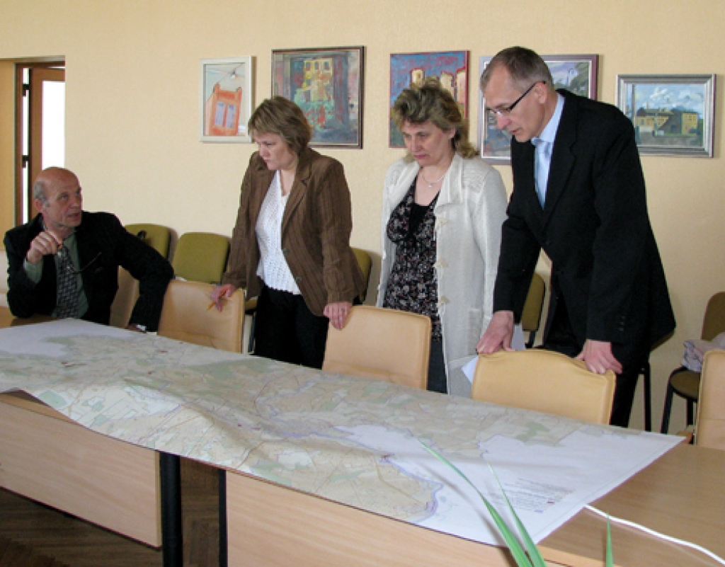 Bauskas novada domes priekšsēdētāja vietnieks Jānis Feldmanis (no kreisās) ar speciālistiem skata novada kartes.
Autors: Vilnis Auzāns