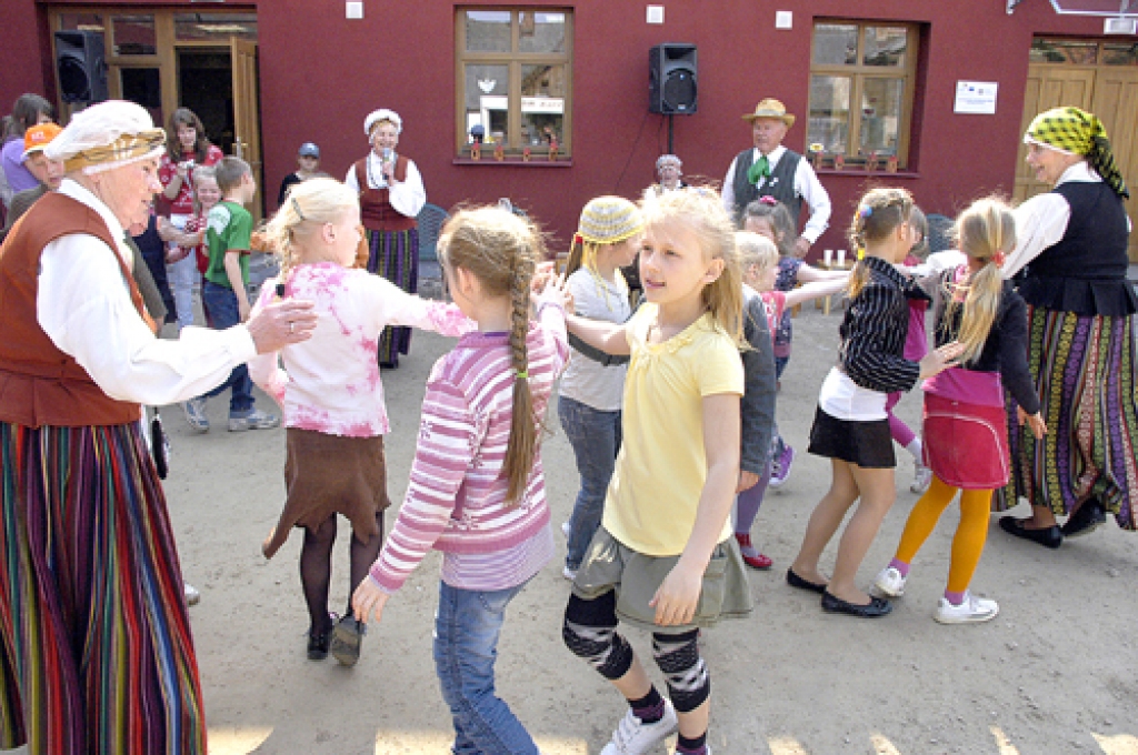 Bauskas bērnu un jauniešu centra pagalms 27. aprīlī bija pārvērties par plašu spēļu un rotaļu laukumu. Gatavojoties vizuālās un lietišķās mākslas konkursa «Lietas un tēli» Zemgales reģiona noslēguma sarīkojumam, centrā pulcējās vairāki simti skolēnu.
Autors: Ivars Bogdanovs