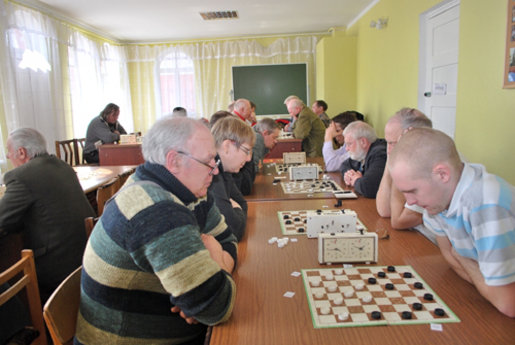 Pie dambretes galdiņa tuvplānā abi labākie – Zigmārs Rumbenieks (no kreisās) un Mārtiņš Junkurēns
Autors: Uldis Varnevičs