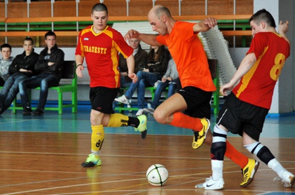 «Ceraukstes» spēlētāji cenšas apstādināt brunavieti Sindiju Smalko (vidū). 
Autors: Uldis Varnevičs