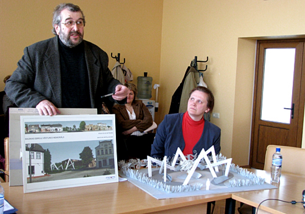 Bauskas novada domes deputātus ar savu ieceri iepazīstina arhitekti no SIA «Malas» Sergejs Rižs un Ineta Vītola.
Autors: Vilnis Auzāns