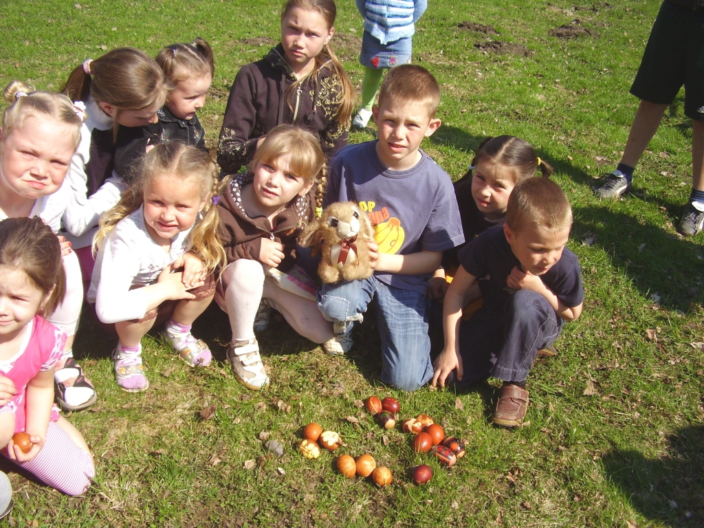 Bērni Dāviņos sanākuši uz kopīgām spēlēm un rotaļām, līdzi paņēmuši krāsotas olas.
Autors: Inga Muižniece
