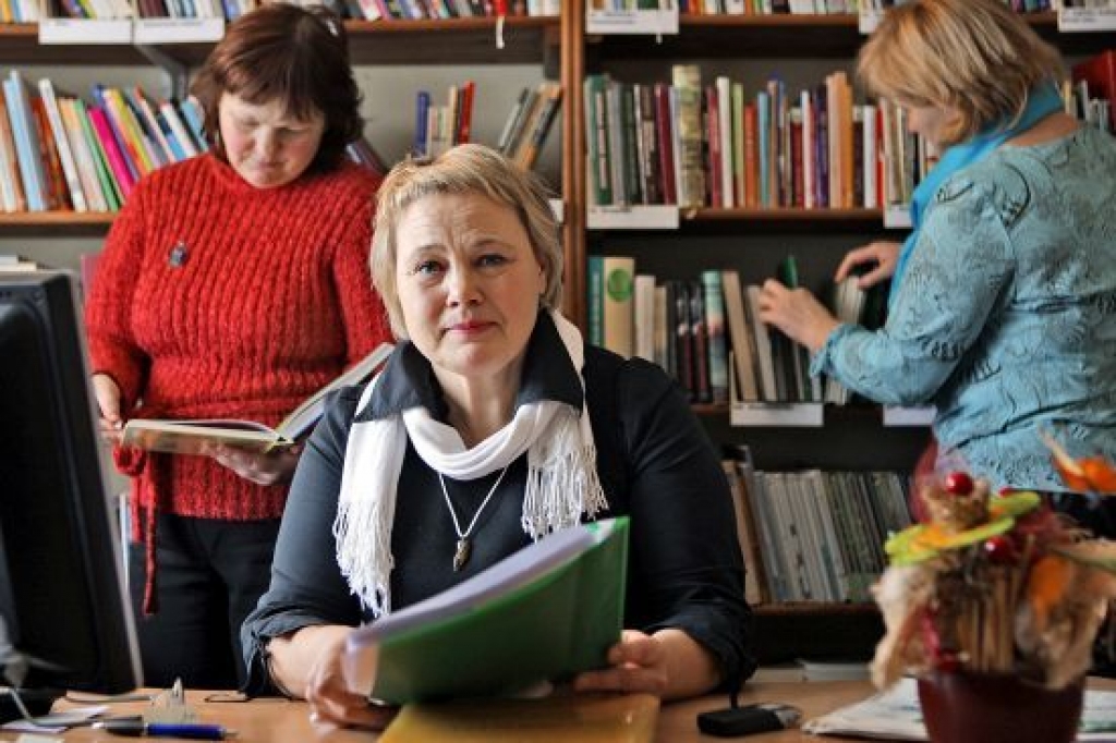 Aina Ezergaile pēc pirmās gatavo telpu apskates bija ļoti priecīga, uzteicot remontdarbu augsto kvalitāti, mēbeļu funkcionalitāti un izturību. Viņa ar palīgiem jau sākusi izvietot grāmatas jaunajos plauktos un atzīst, ka ļoti gaida, kad varēs sākt strādāt plašajās, modernajās telpās.
Autors: diena.lv