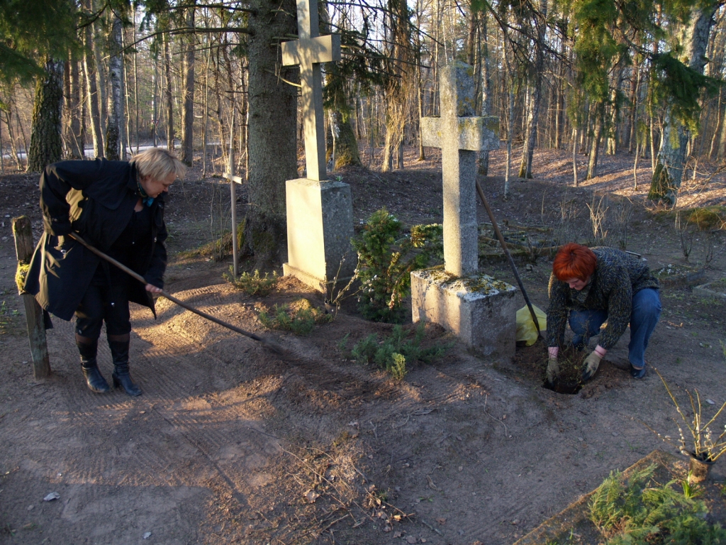 Līdz ar sakopšanu Zorģu bibliotēkas aktīvistes Aina Ezergaile (pa kreisi) un Sarmīte Avota iestādīja Edvarta Virzas dzimtas kapos baltziedu spireju.
Autors: Antra Ērgle