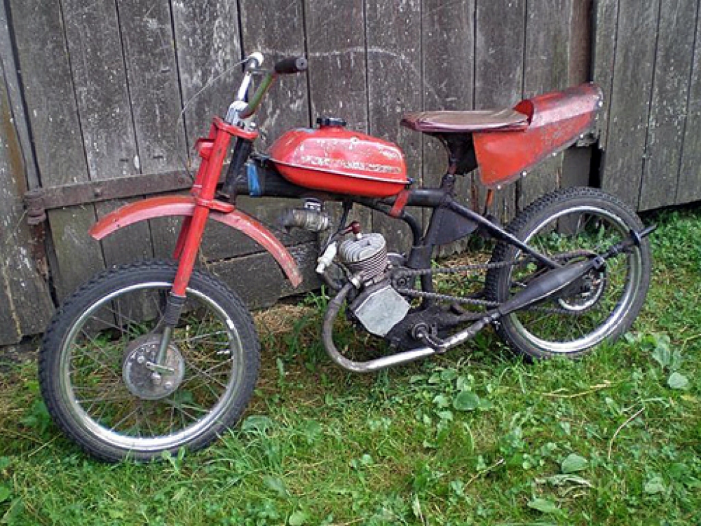 Ceļu satiksmes likums: «Mopēds ir divriteņu, trīsriteņu vai četrriteņu transportlīdzeklis, kura motora darba tilpums ir ne lielāks par 50 kubikcentimetriem (dzirksteļaizdedzes tipa motoriem) vai kura maksimālā jauda ir ne lielāka par 4 kW (elektromotoriem vai cita veida iekšdedzes tipa motoriem) un konstrukcijā paredzētais maksimālais ātrums nepārsniedz 45 kilometrus stundā.» 
Autors: No «Bauskas Dzīves» arhīva.